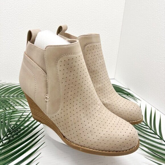 DV by Dolce Vita Gerdy Beige Perforated Round Toe Wedge Heel Booties Size 9.5 NW - Picture 1 of 11